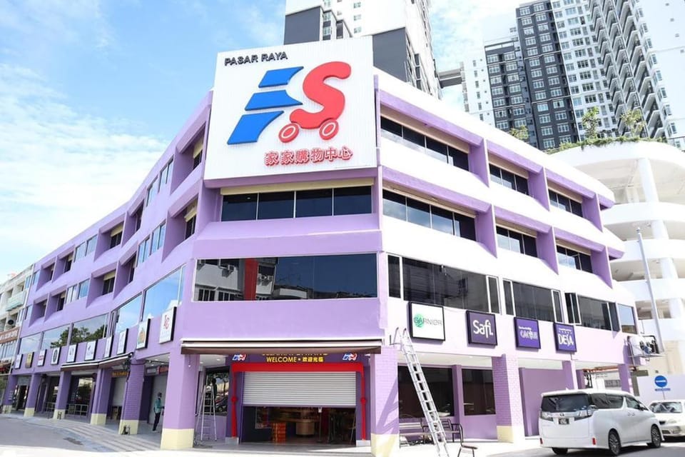 Property building, Day, Property logo or sign, Logo/Certificate/Sign, City view, Street view, Location, Certificate/Award, Parking