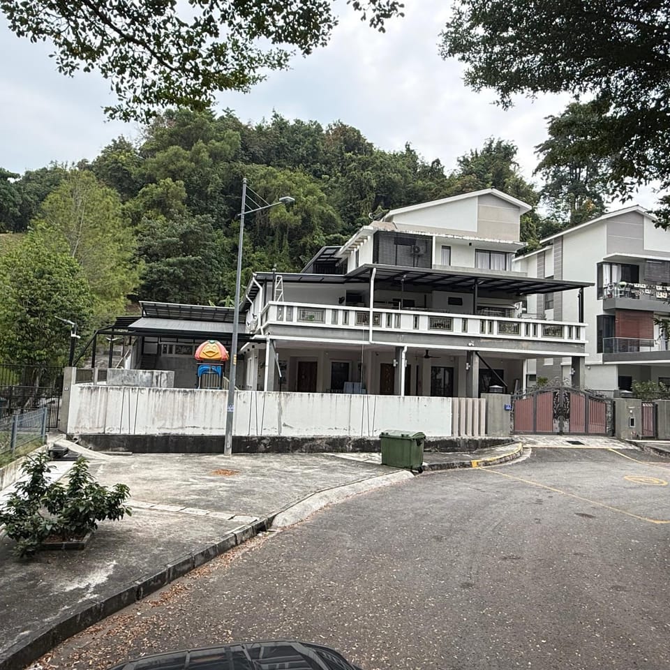 30PAX 7BR Villa with Kids Swimming pool, TV, Pool Table n BBQ near SPICE Arena Penang 9800 SQFT House in Bayan Lepas