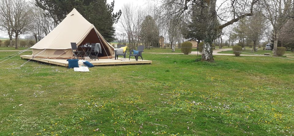 Tente Bell au camping Hautoreille Campground/ 
RV Resort in Vosges
