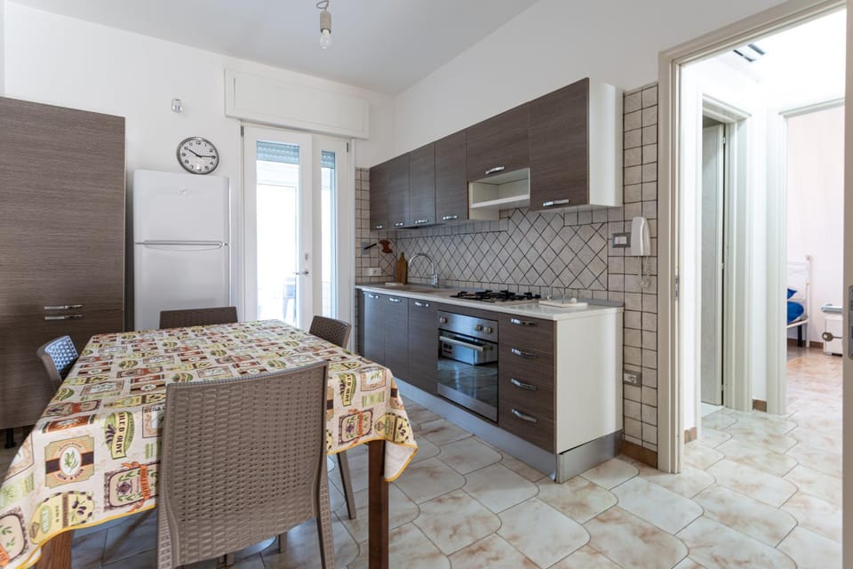 Kitchen or kitchenette, Dining area, pet friendly, stove
