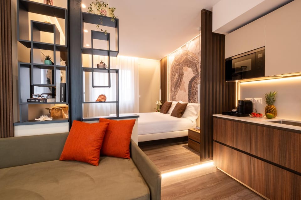 Bed, TV and multimedia, Living room, Photo of the whole room, Seating area
