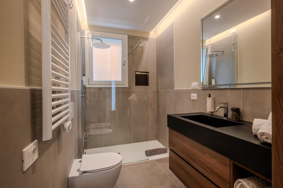 Shower, Toilet, Bathroom, bidet, towels