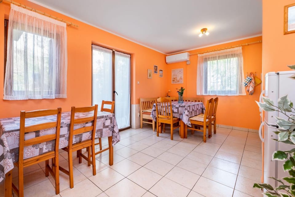 Kitchen or kitchenette, Seating area, Dining area