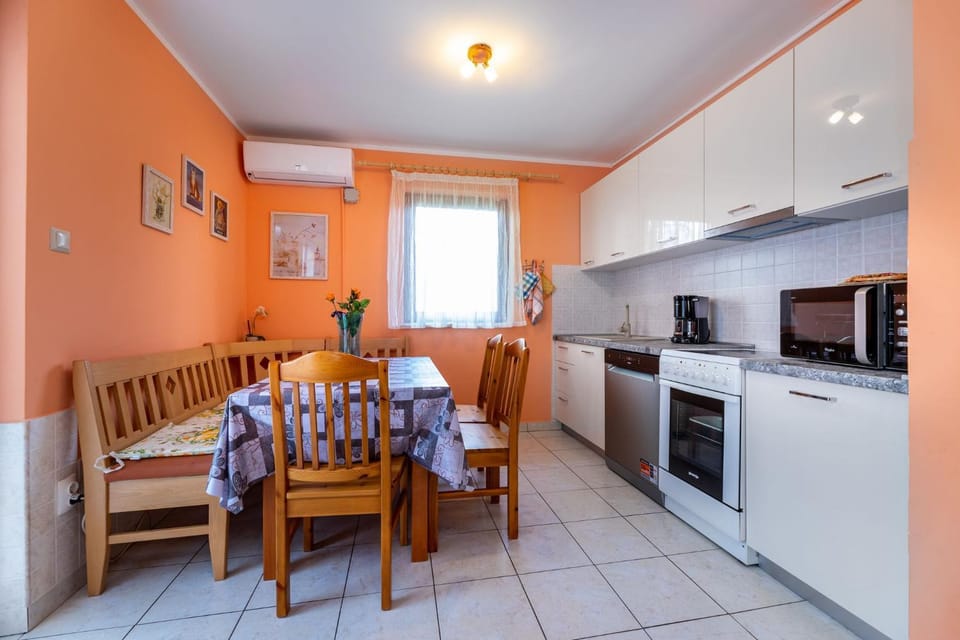 Kitchen or kitchenette, Seating area, Dining area, dishwasher, minibar, stove