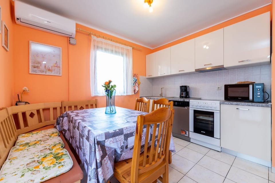 Kitchen or kitchenette, Dining area, minibar, pet friendly, stove