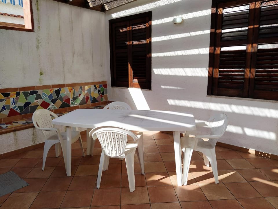 Seating area, Dining area