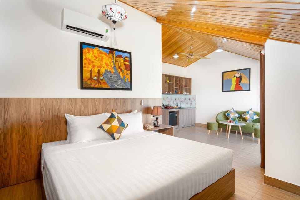 Bed, Photo of the whole room, Decorative detail, Bedroom, air conditioner