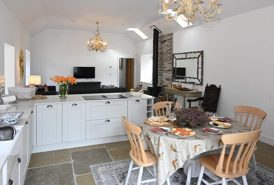 TV and multimedia, Kitchen or kitchenette, Living room, Seating area, Dining area, stove