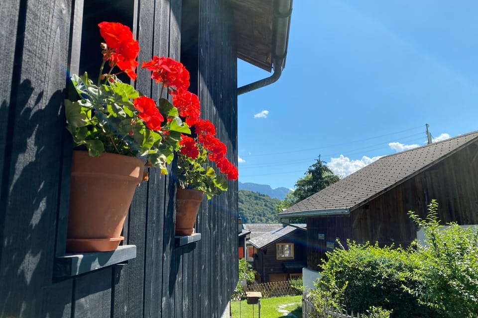 Property building, Facade/entrance, Natural landscape, Garden, Garden view, Mountain view