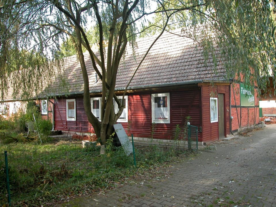 Property building, Facade/entrance, Garden