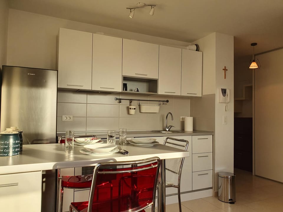 Kitchen or kitchenette, Dining area