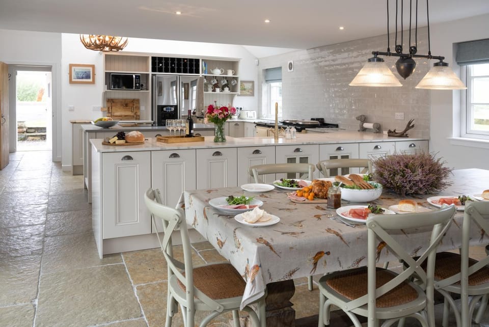 Coffee/tea facilities, Kitchen or kitchenette, Food and drinks, Dining area, minibar, pet friendly, stove, kitchen