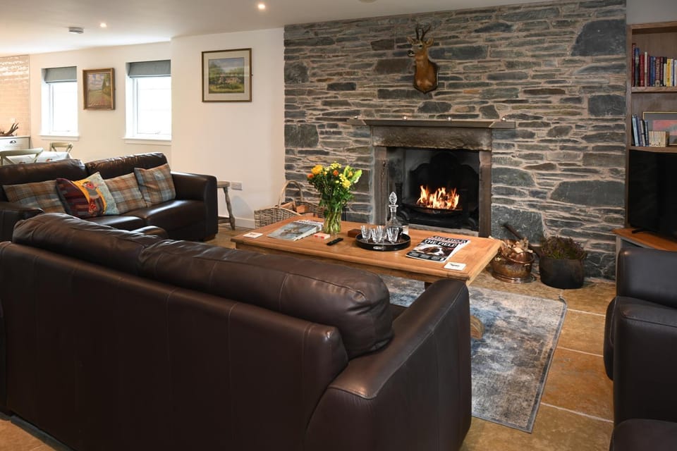 Library, TV and multimedia, Living room, Seating area, flat iron