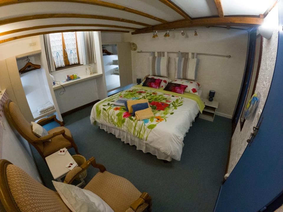 Property building, Bed, Seating area, Bedroom, towels