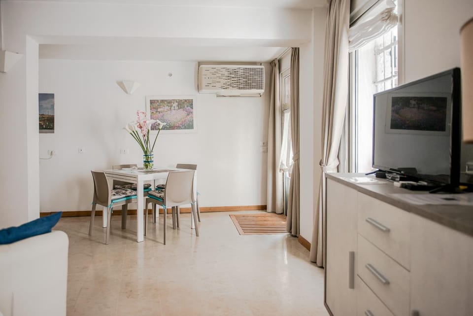 Dining area, Lunch