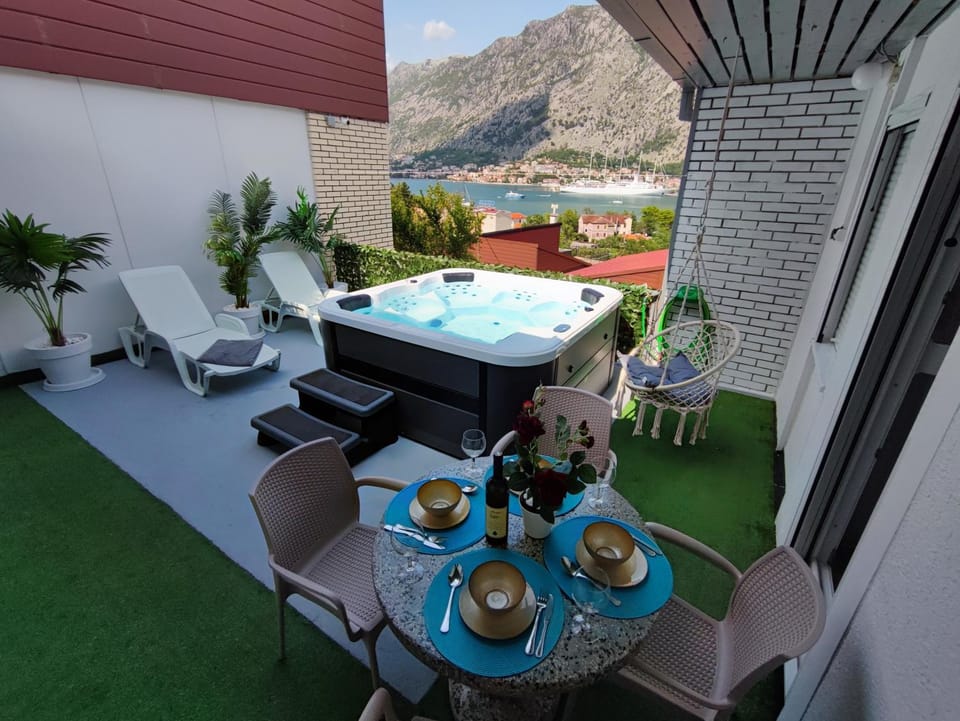 Hot Tub, Balcony/Terrace, Seating area, Sea view, sunbed