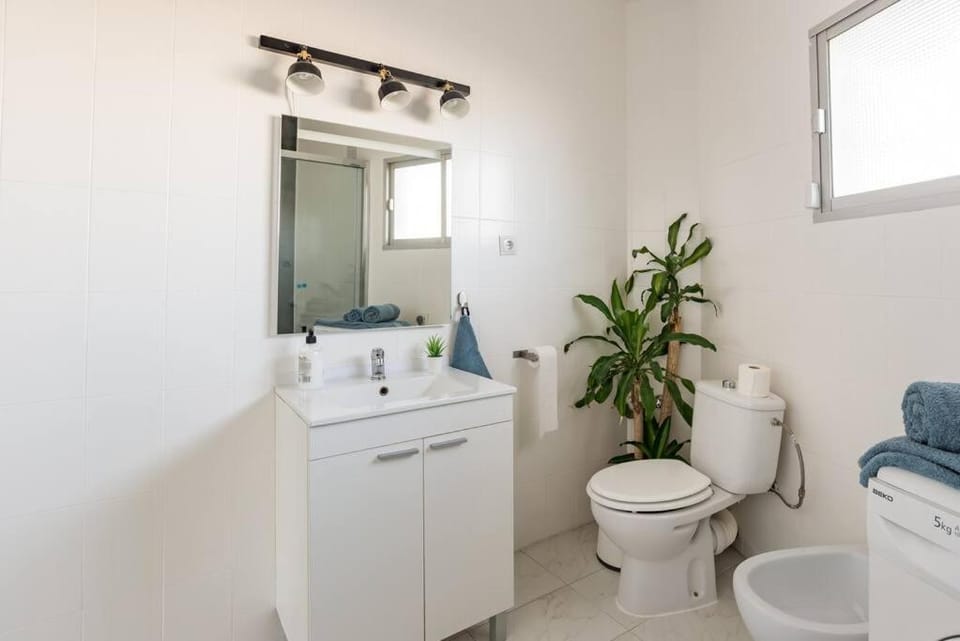 Toilet, bidet