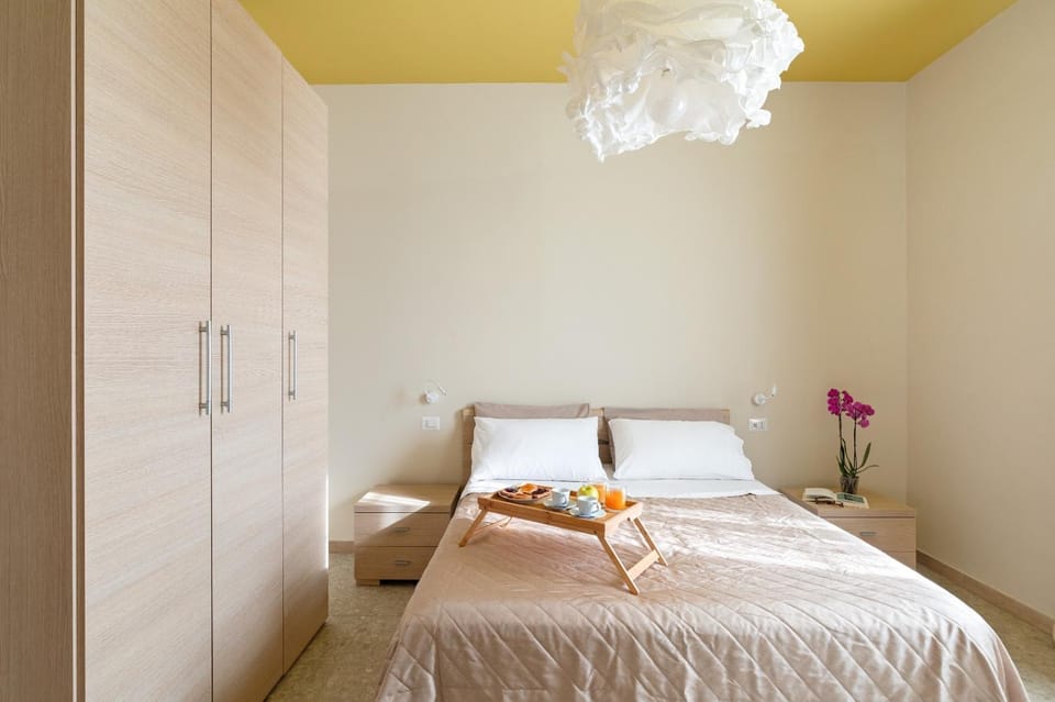 Bed, TV and multimedia, Photo of the whole room, Bedroom, locker, towels, wardrobe, air conditioner