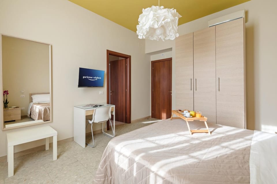 Bed, TV and multimedia, Photo of the whole room, Bedroom, hair dresser, locker, wardrobe, air conditioner