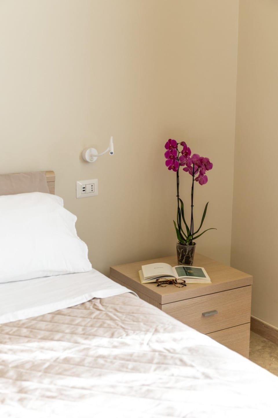 Bed, TV and multimedia, Photo of the whole room, Bedroom, locker, air conditioner