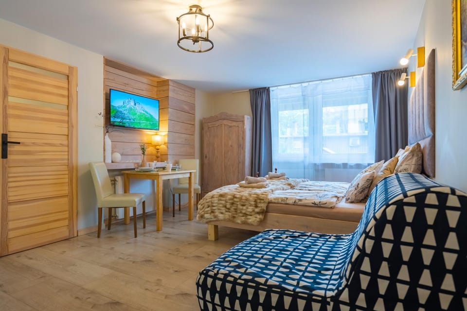 Communal lounge/ TV room, Bed, TV and multimedia, Living room, Photo of the whole room, Seating area, Bedroom, wardrobe