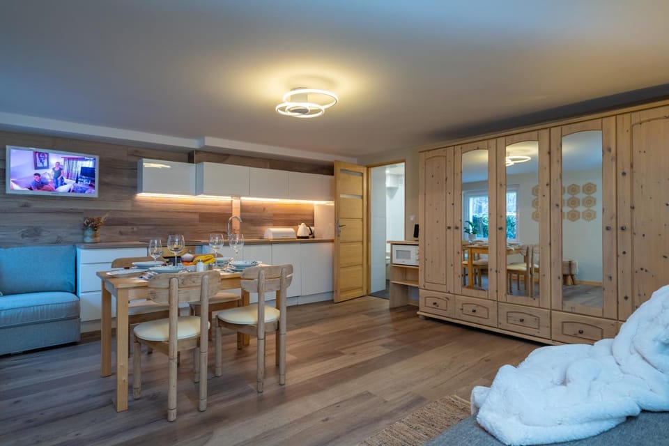 TV and multimedia, Kitchen or kitchenette, Living room, Dining area, oven, wardrobe