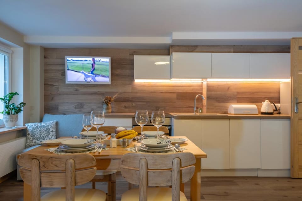 Kitchen or kitchenette, Dining area
