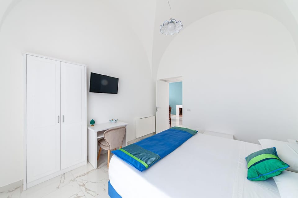 Bed, TV and multimedia, Bedroom, fireplace