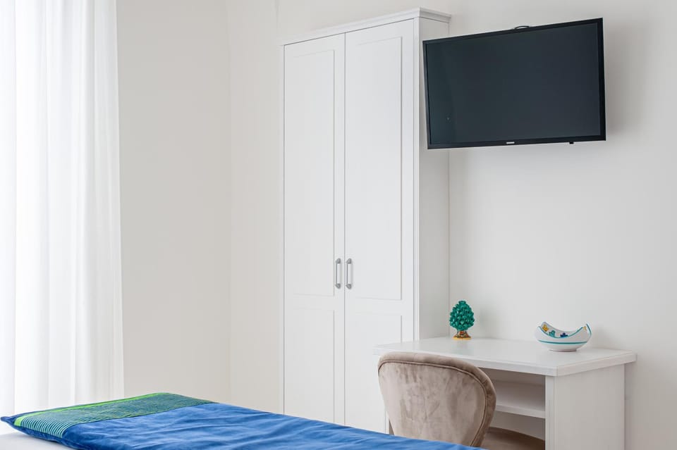 Bed, TV and multimedia, Bedroom