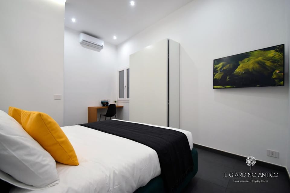 Communal lounge/ TV room, Bed, TV and multimedia, Photo of the whole room, Bedroom, air conditioner