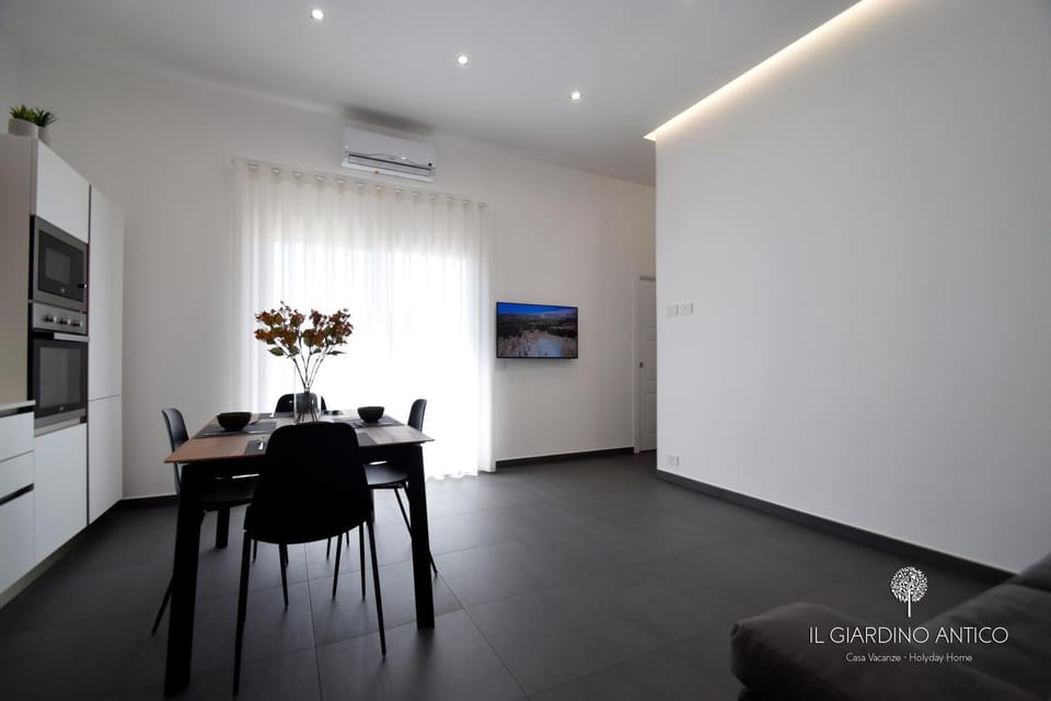 TV and multimedia, Balcony/Terrace, pet friendly, air conditioner