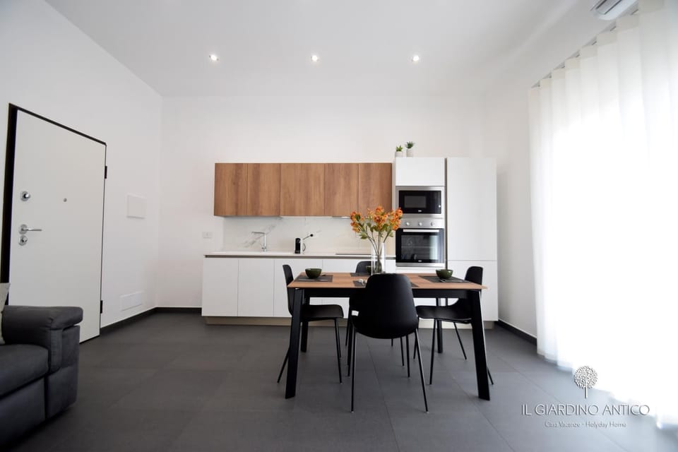 Kitchen or kitchenette, Dining area, minibar