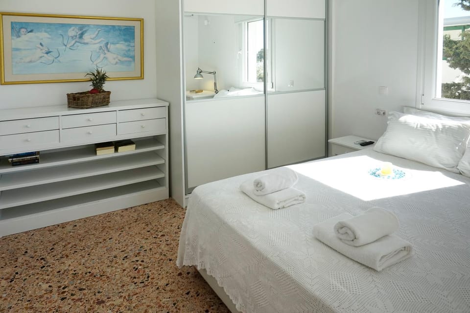 Bed, Bedroom, towels, wardrobe
