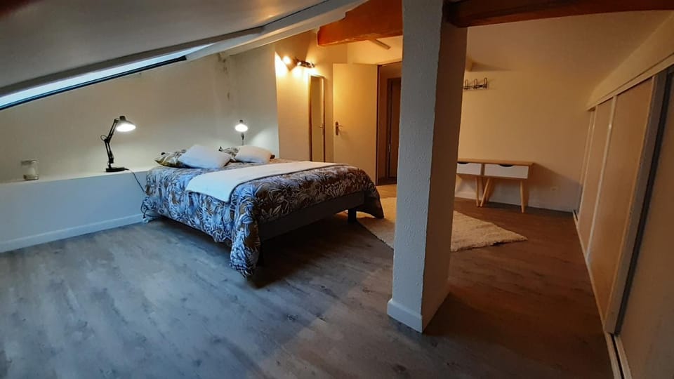Bed, Photo of the whole room, Bedroom