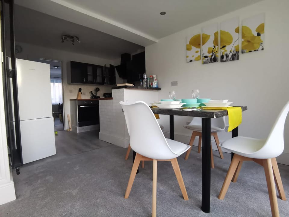 Kitchen or kitchenette, Seating area, Dining area