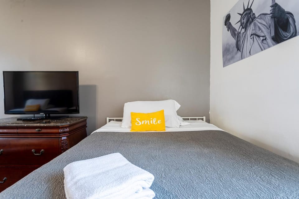 Bed, TV and multimedia, Photo of the whole room