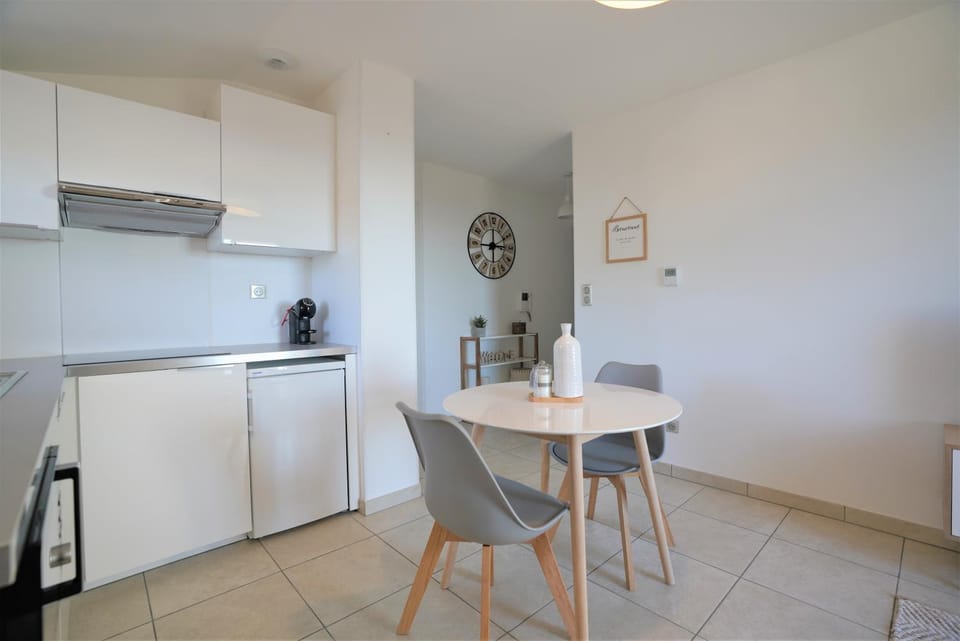 Kitchen or kitchenette, Dining area