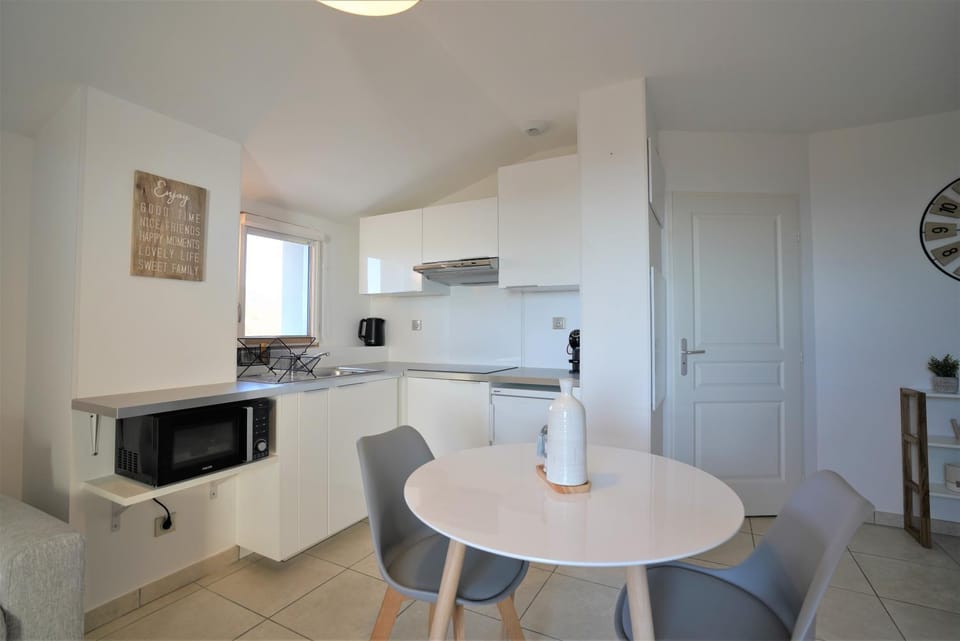 Kitchen or kitchenette, Dining area