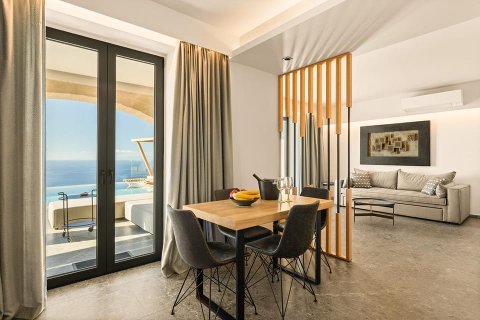 Living room, Seating area, Dining area, kitchen