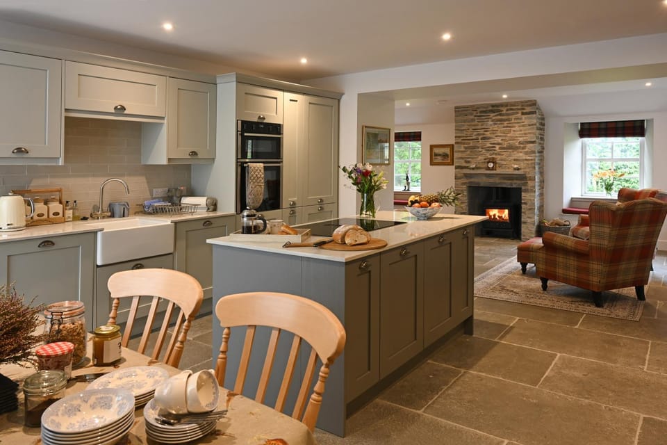 Coffee/tea facilities, Kitchen or kitchenette, Living room, Food and drinks, Seating area, Dining area, dishwasher, minibar, pet friendly, stove, toaster