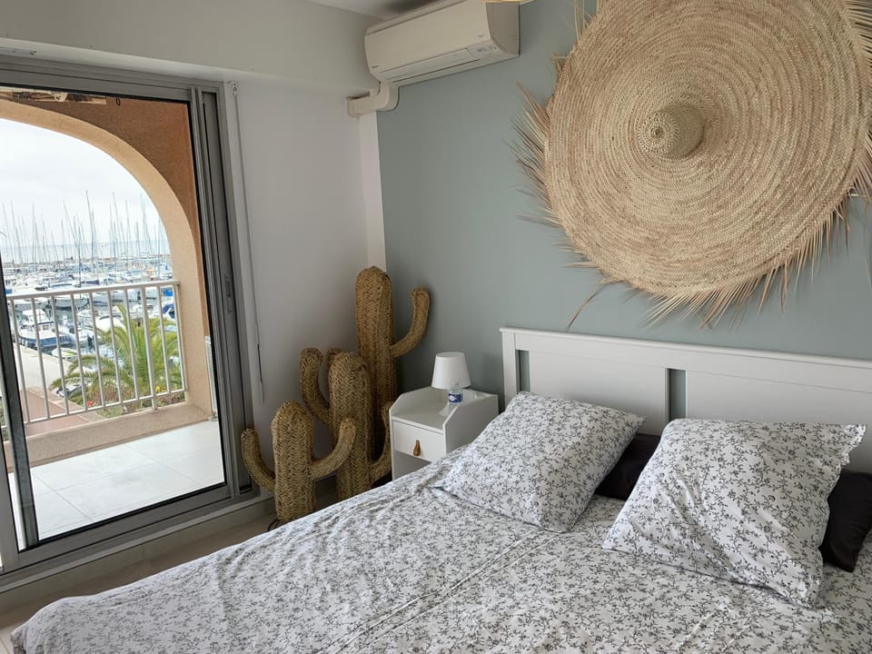 Bed, Photo of the whole room, Bedroom, air conditioner