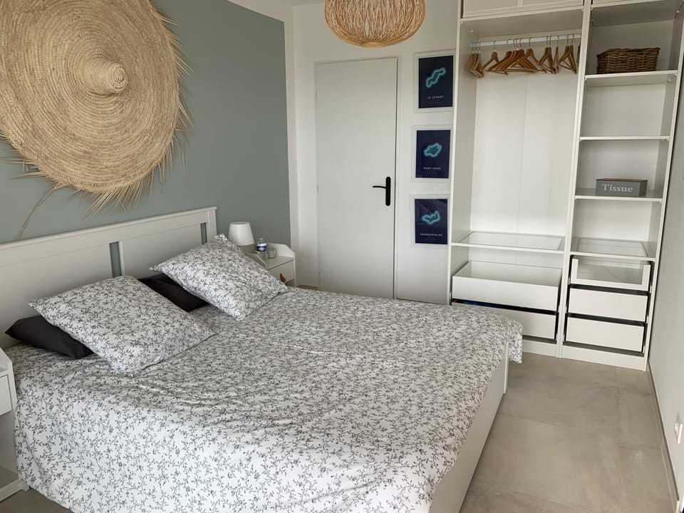 Bed, Photo of the whole room, Bedroom, wardrobe