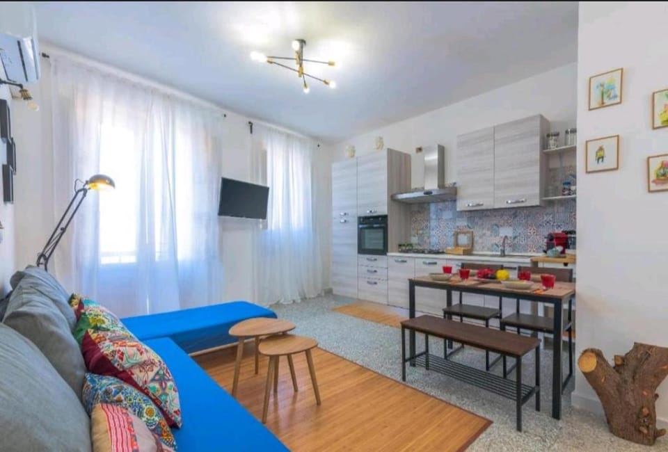 TV and multimedia, Kitchen or kitchenette, Living room, Seating area, Dining area