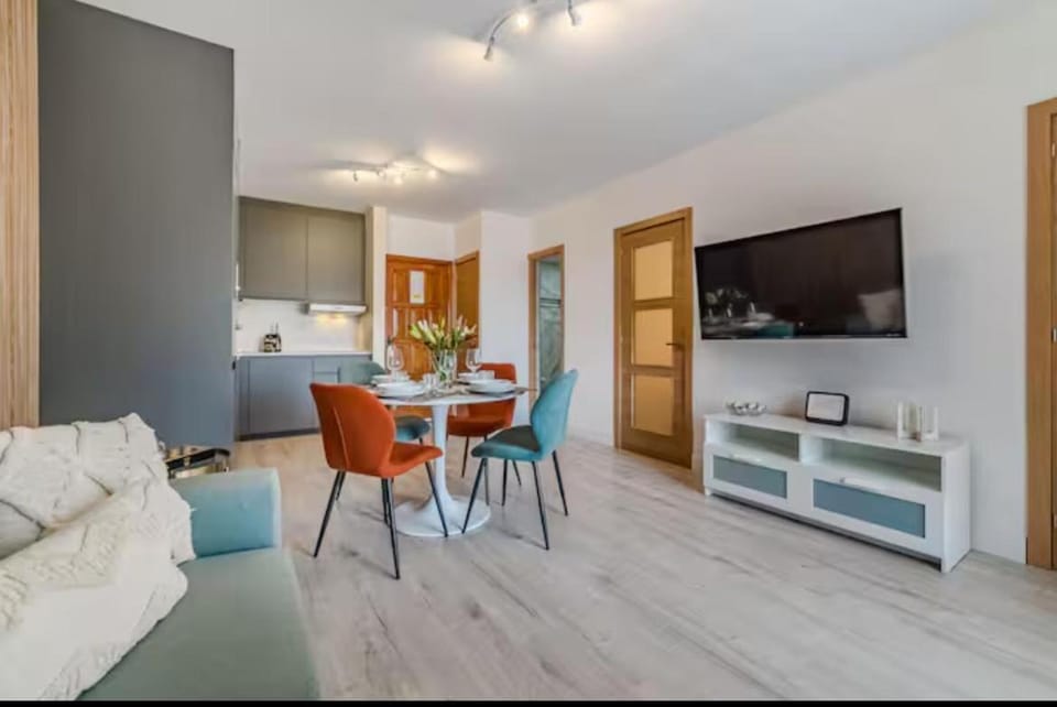 TV and multimedia, Kitchen or kitchenette, Living room, Seating area, Dining area