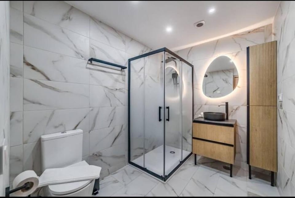 Shower, Toilet, Bathroom, towels