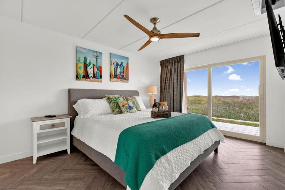 Bed, Natural landscape, Photo of the whole room, Bedroom, fireplace