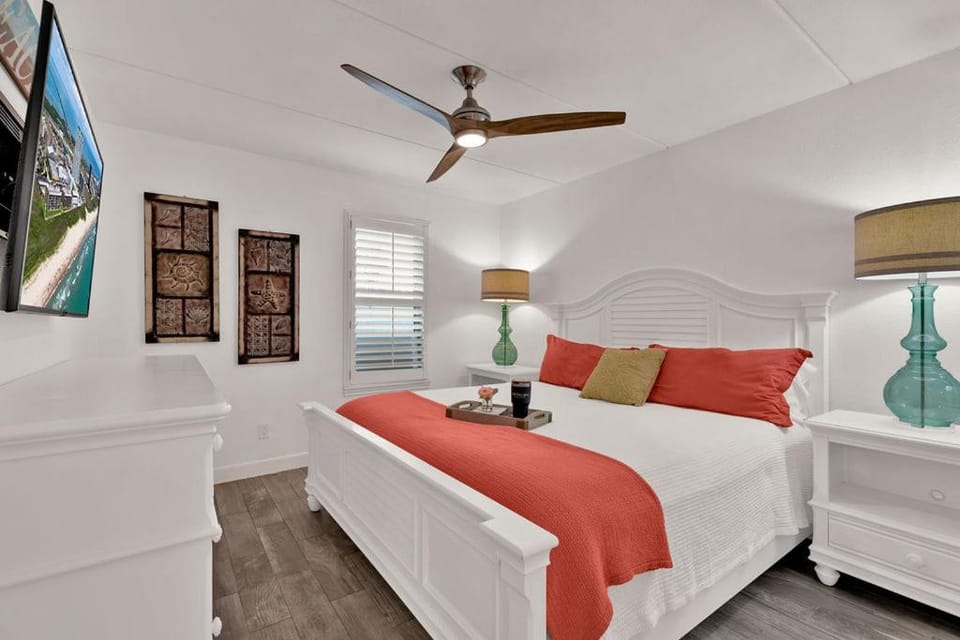 Bed, Photo of the whole room, Bedroom, Guests, fireplace