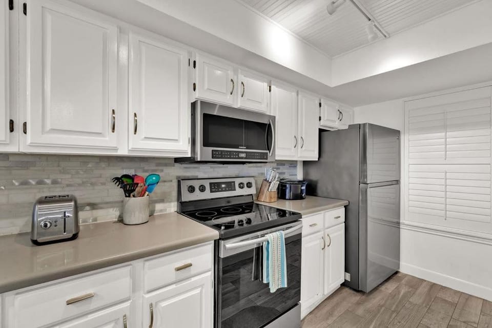 Coffee/tea facilities, Kitchen or kitchenette, dishwasher, oven, toaster