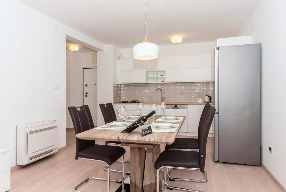Kitchen or kitchenette, Dining area, stove