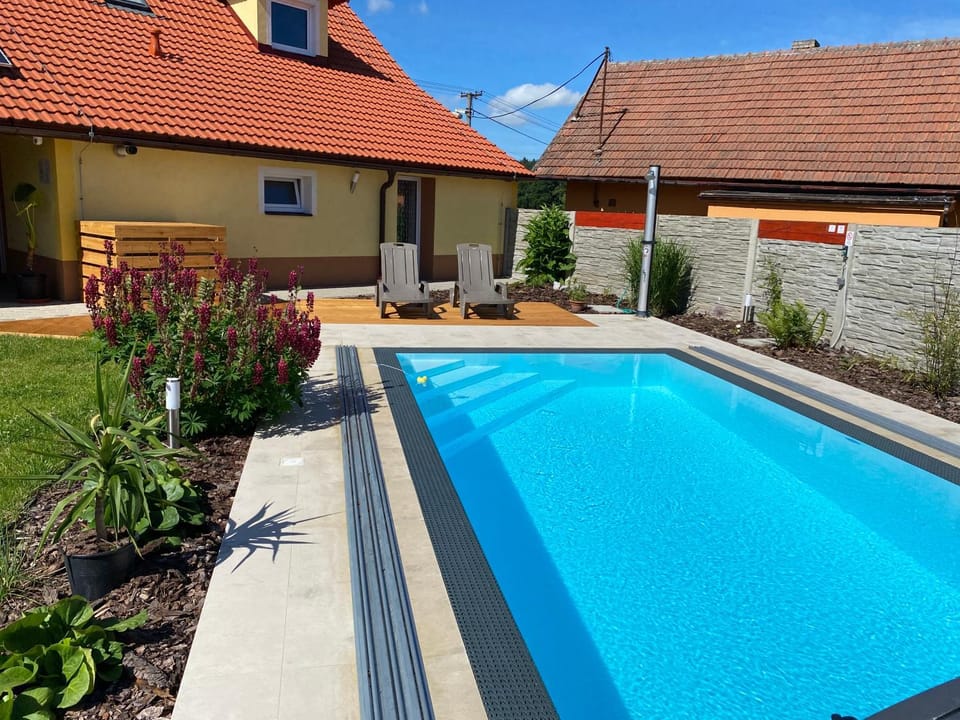 Property building, Garden, Swimming pool, sunbed